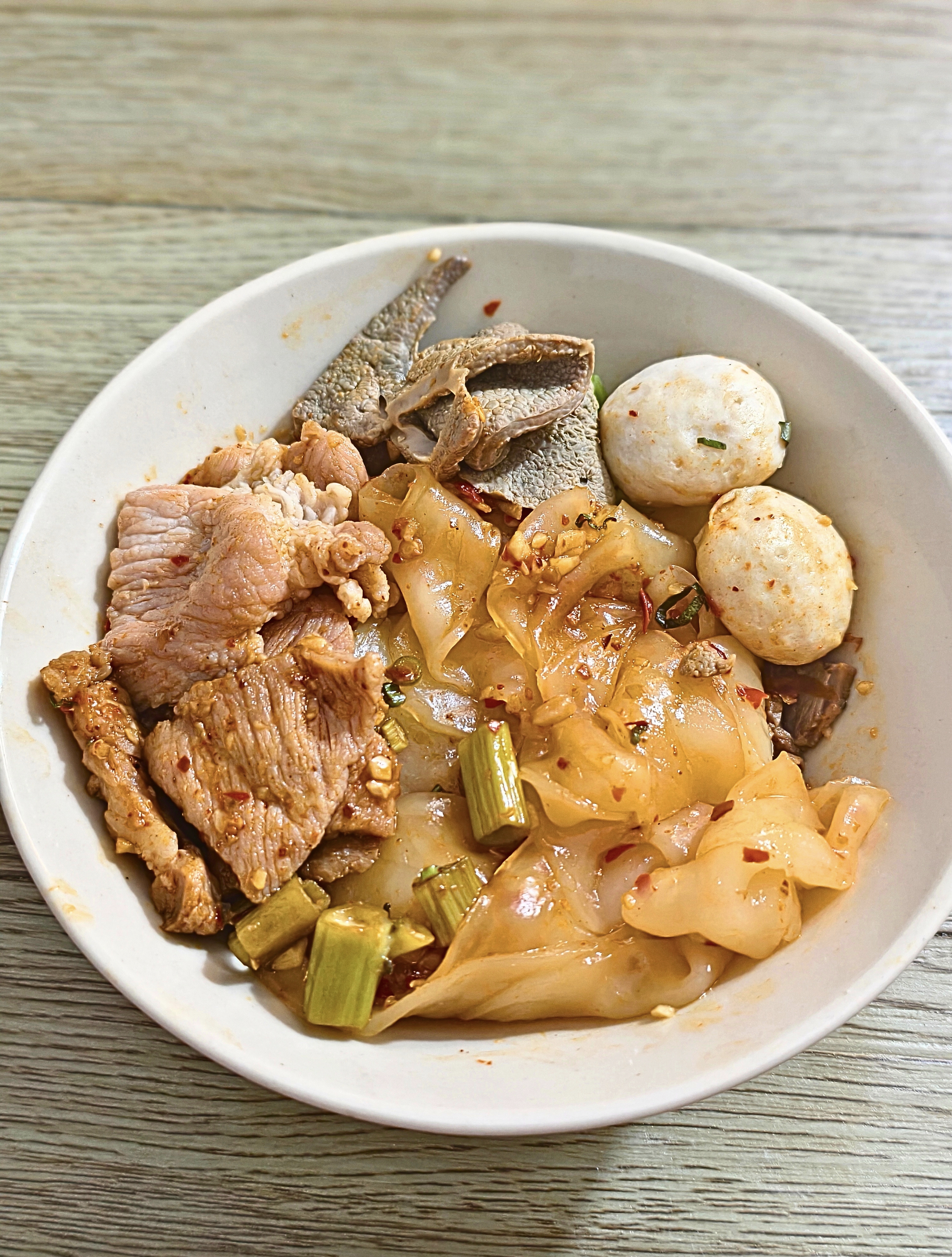 เส้นบะหมี่หมูน้ำตก