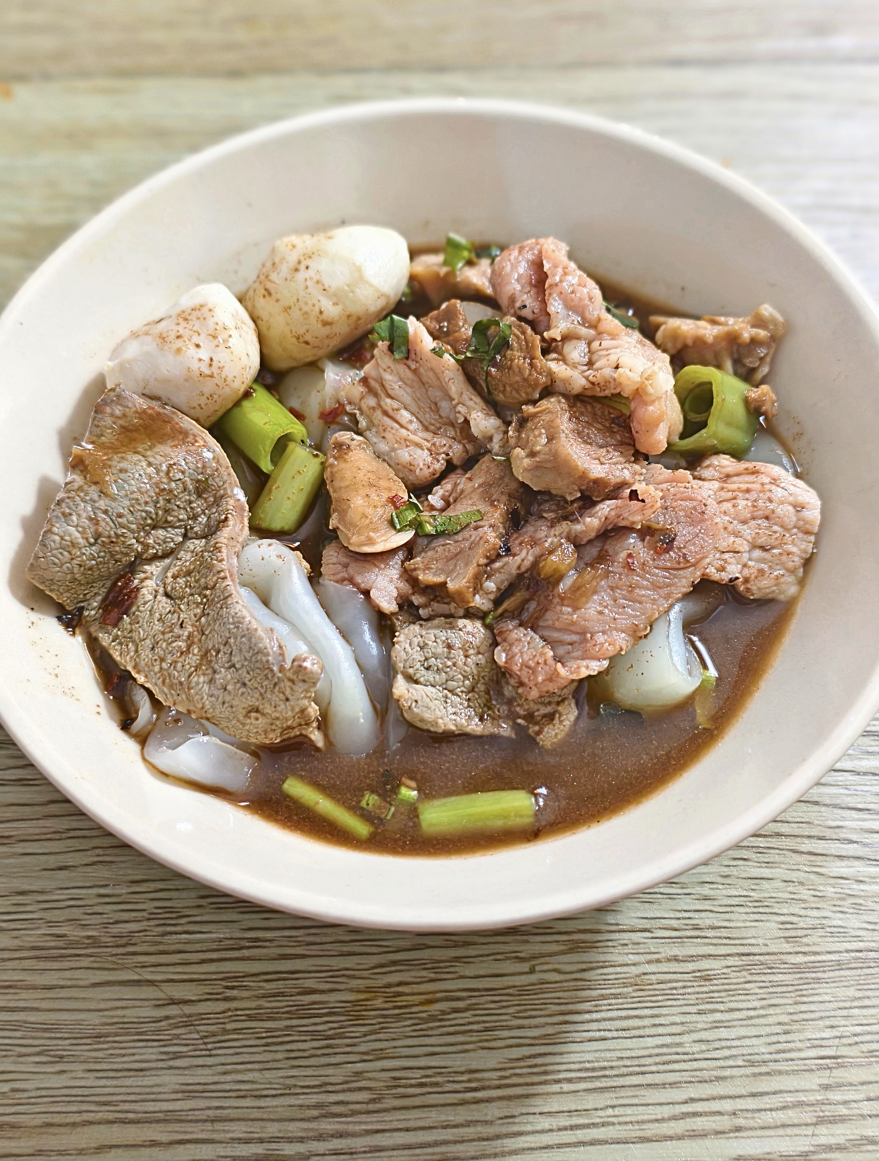 เส้นใหญ่เนื้อเปื่อยน้ำตก